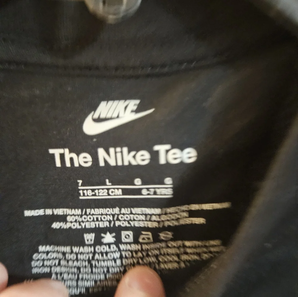 NIKE Kids’ Snow Globe Graphic T-Shirt: BLACK: NEW WITH TAGS: SIZE 7